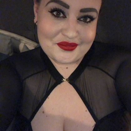 Hellcat (@wild.hellcat) OnlyFans-Modell aus Cambridge, Selfie mit rotem Lippenstift und schwarzem Top