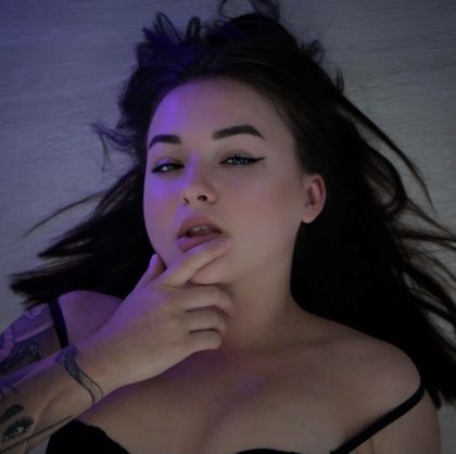 Photo sexy du modèle Virgin OnlyFans - Ami : @virgin_ami portant un haut noir