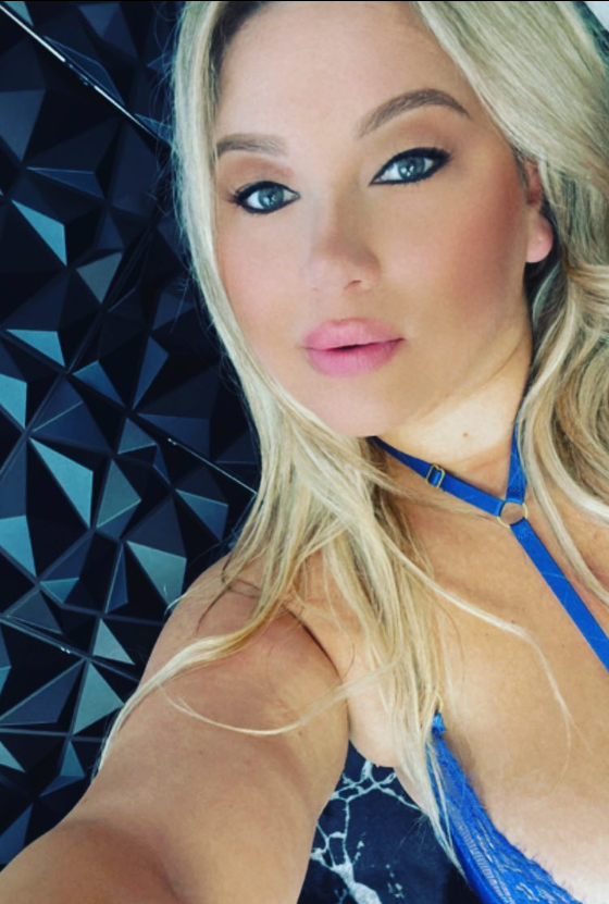 Nicole Eckert (@niicolesprague) Immagine della modella onlyfans del Connecticut che indossa un abito nero