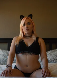 Maine Mama (@mainemama) Modèle onlyfans du Maine photo portant un bandeau avec oreilles de chat