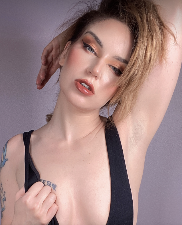 Xena Zeit-Geist (@xenazeitgeist) Photo du modèle onlyfans de Louisiane portant une chemise noire