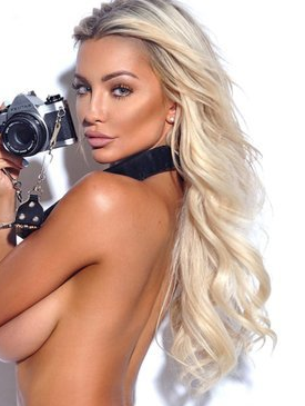 Lindsey Pelas (@lindseypelas) Photo du modèle onlyfans portant un collier