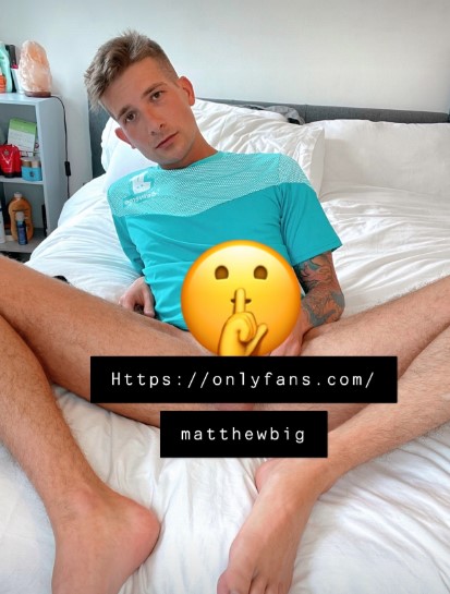 Matthew Lee (@matthewbig), Onlyfans-Model und Tiktok-Influencer, legt sich ins Bett