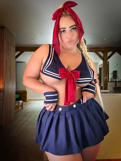 Dina Margret Brenci @sweetmargs OnlyFans Modelo Foto sexy con cosplay de colegiala