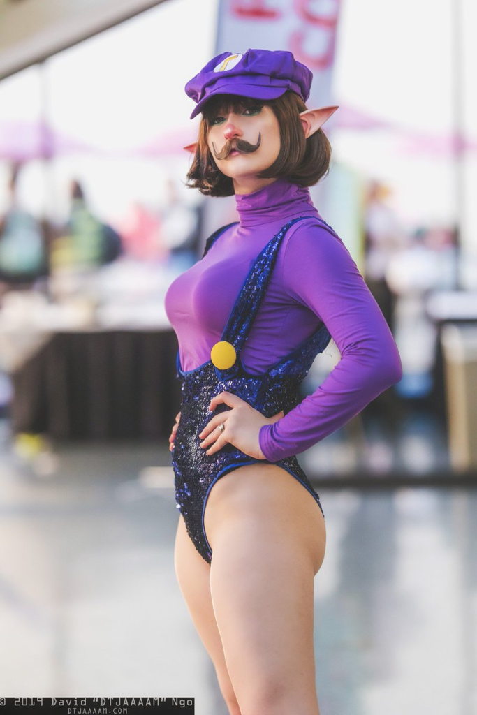 una donna che indossa un cosplay viola di Mario