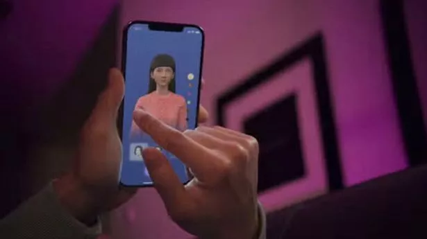 un homme utilisant l'application AI Girlfriend Simulators