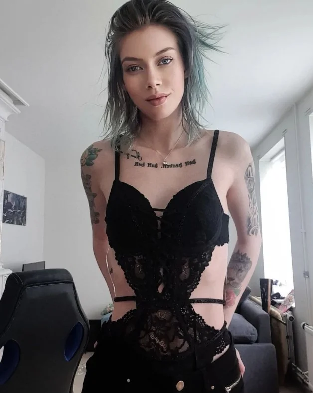 Alexandra Andersen (@stangebraten) foto della modella onlyfans che indossa lingerie nera