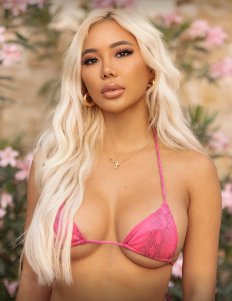 Sexy Photo of Blonde Asian OnlyFans Model Named Anthia Mo - @gimmemoxo wearing pink bra
