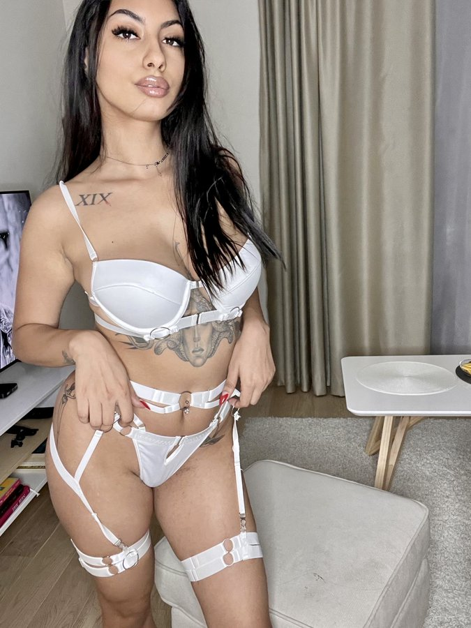 Luna @lunazi onlyfans modelo foto sexy usando lencería blanca