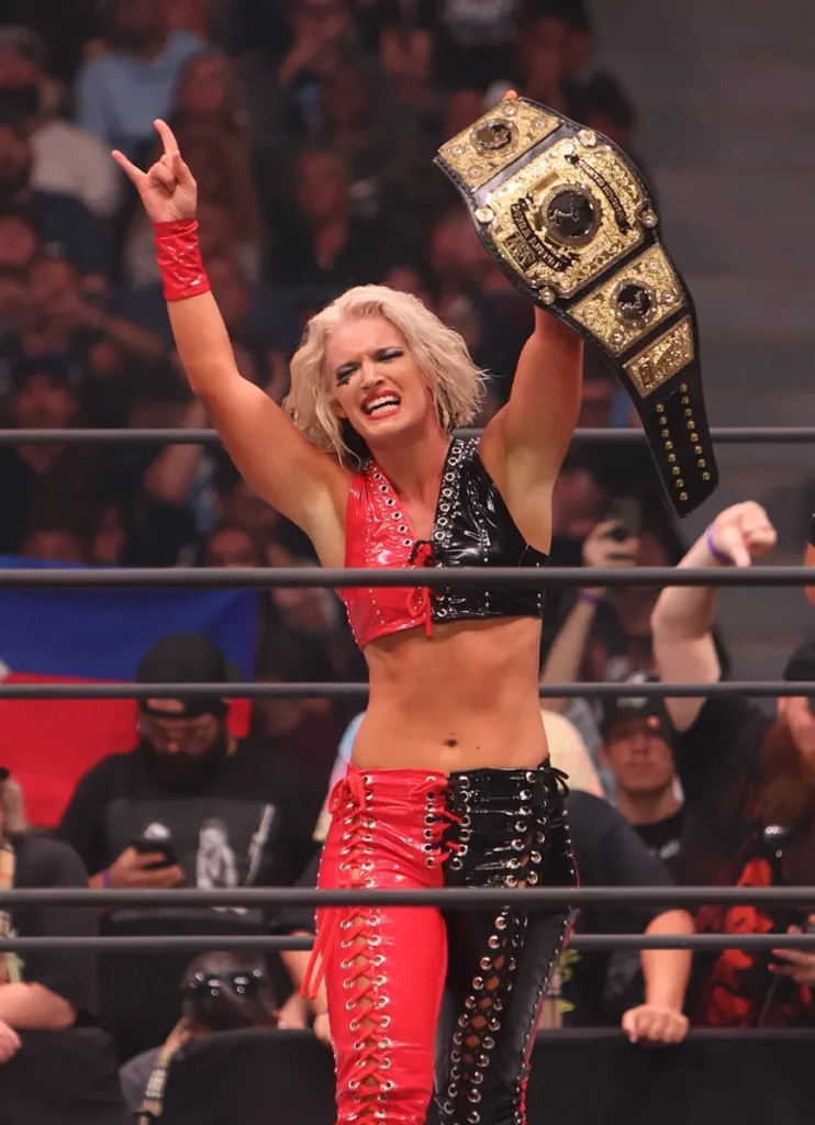 Diva della WWE diventata OnlyFans Modello chiamato Toni Storm @realtonistorm con in mano la cintura del campionato