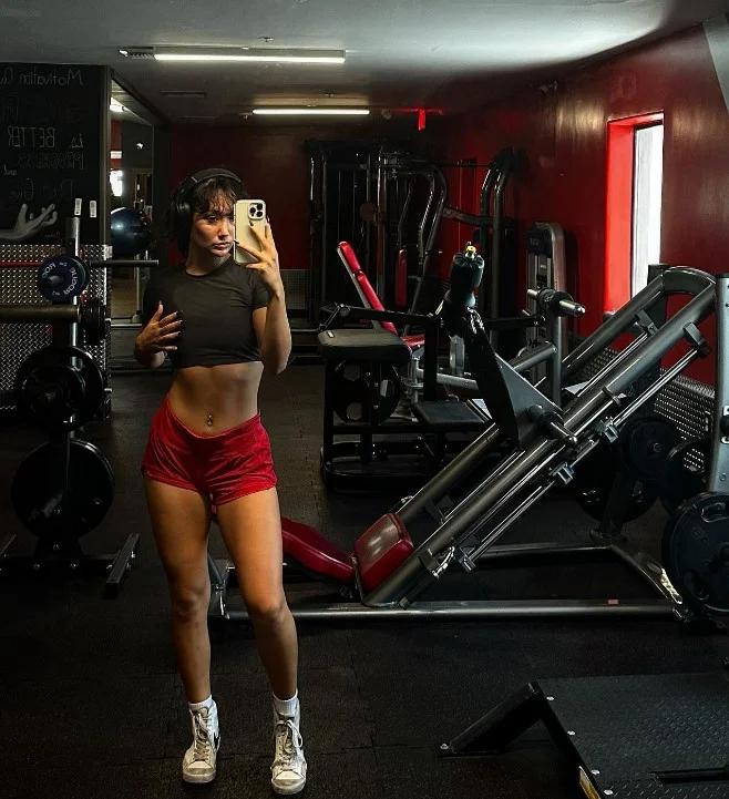 Livvyy (@livvyyfitness) Foto de la modelo Korean Fitness onlyfans en el gimnasio con un top negro