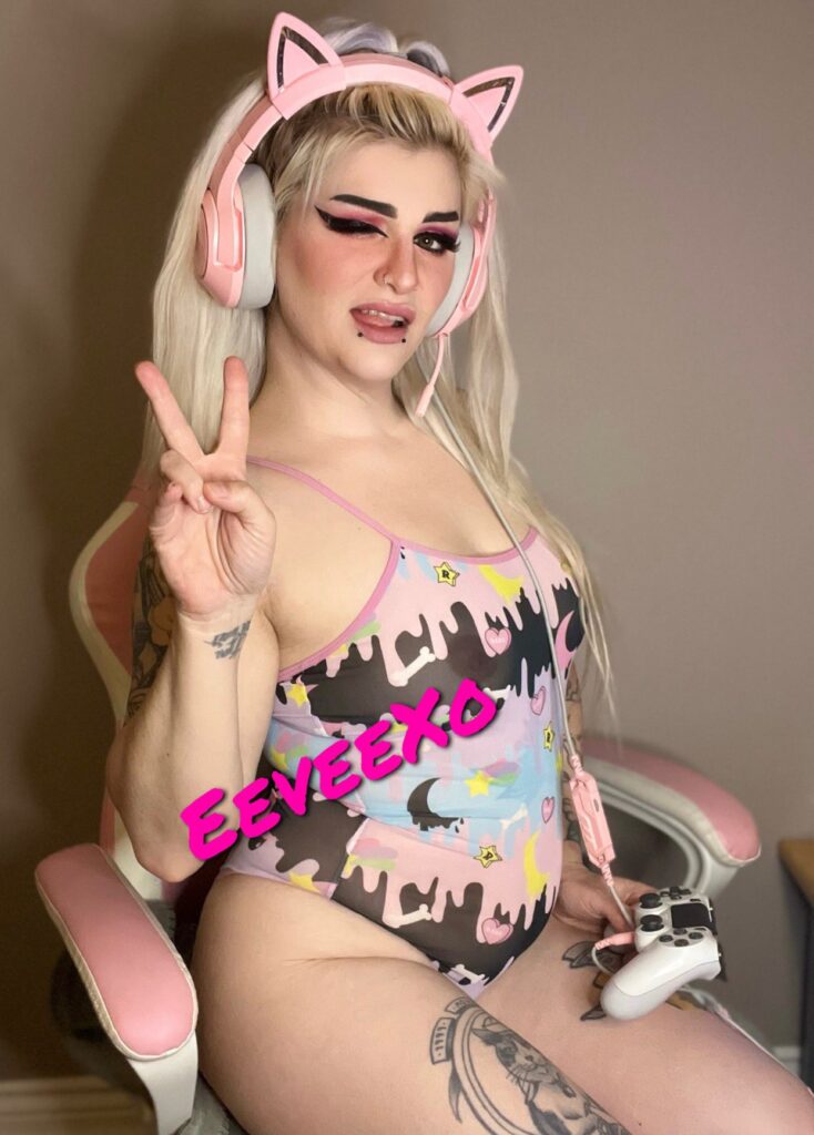 @eeveexo Eeveexo OnlyFans trägt ihre Gamer-Kopfhörer und macht ein Foto für die Kamera 